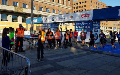 Bildet viser førstehjelpere i innsats i målområdet under Oslo Maraton