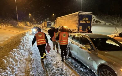 Frivillige hjelper bilister som ble stående i mange timer på E18 ved Ørje i 2023.